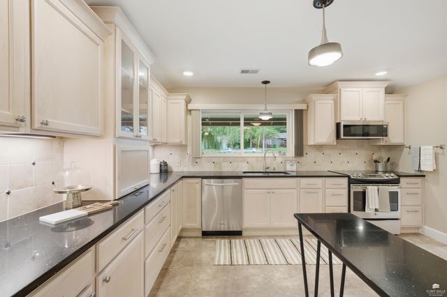 2415 Lookout Drive, Manhattan, KS 66502