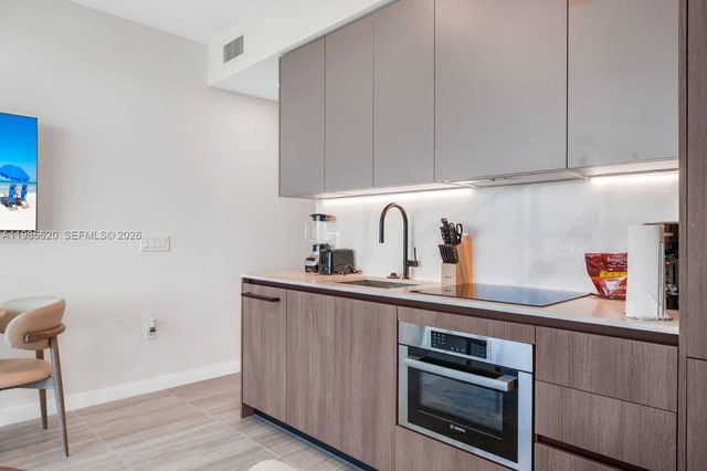 580 72nd St 613, Miami Beach, FL 33141