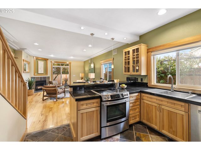 1002 Se UMATILLA St, Portland, OR 97202