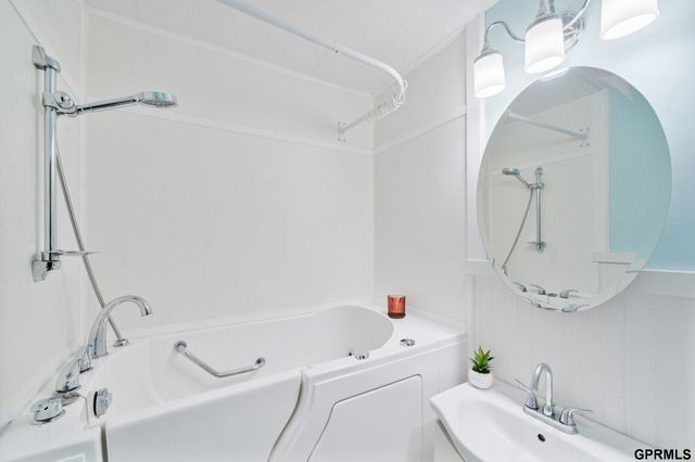 6205 J Street S, Omaha, NE 68117