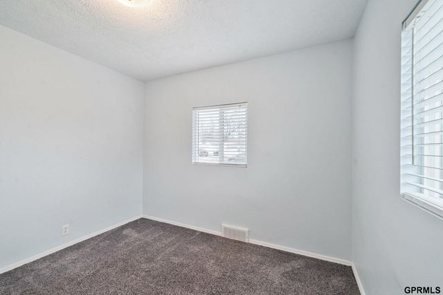 6205 J Street S, Omaha, NE 68117