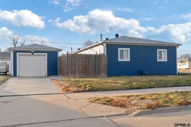 6205 J Street S, Omaha, NE 68117