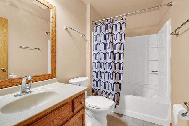 1280 Orchard CIRCLE, Oconomowoc, WI 53066