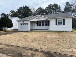 103 Edgewater Court, Toms River, NJ 08757