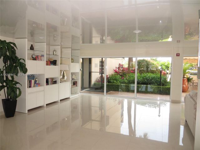 220 Kings Point Drive 606, Sunny Isles Beach, FL 33160