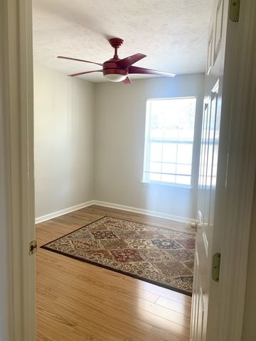 205 Holland Ridge Dr, La Vergne, TN 37086