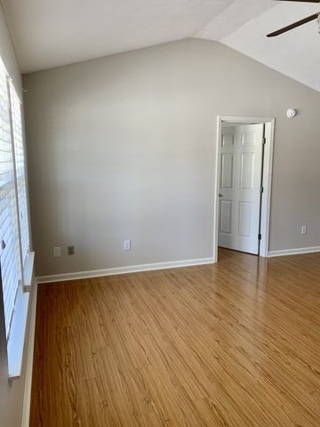 205 Holland Ridge Dr, La Vergne, TN 37086