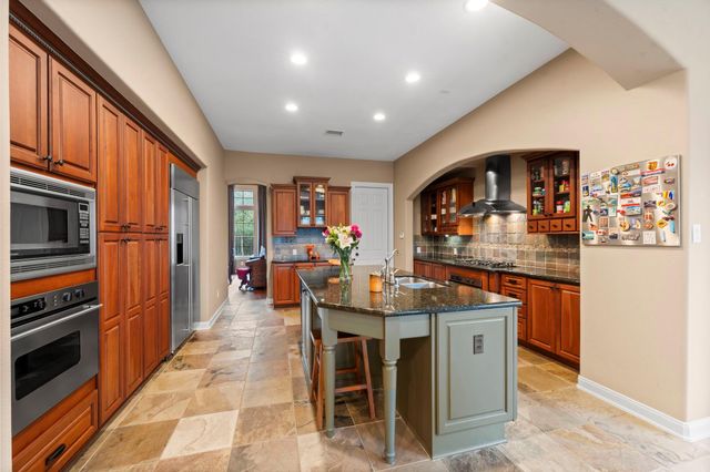 7 Cotillion Court, The Woodlands, TX 77382