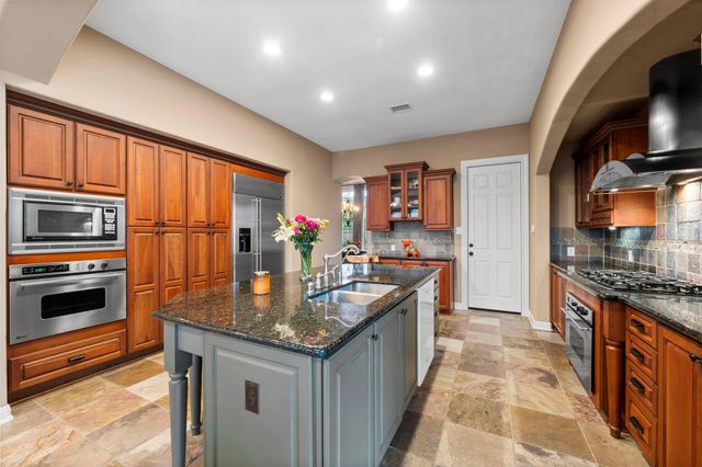 7 Cotillion Court, The Woodlands, TX 77382