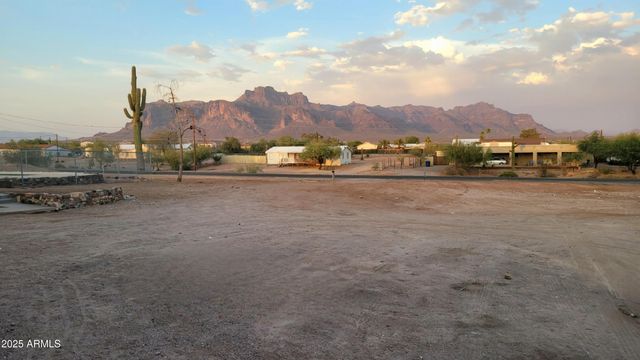 522 S CORTEZ Road, Apache Junction, AZ 85119
