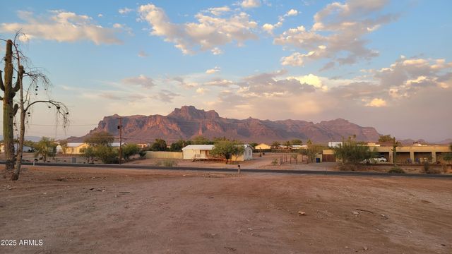 522 S CORTEZ Road, Apache Junction, AZ 85119