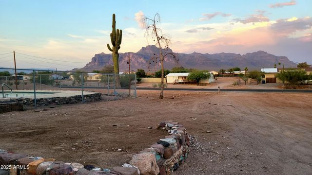 522 S CORTEZ Road, Apache Junction, AZ 85119
