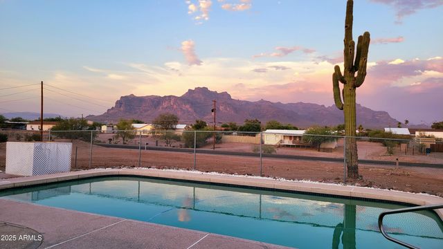 522 S CORTEZ Road, Apache Junction, AZ 85119