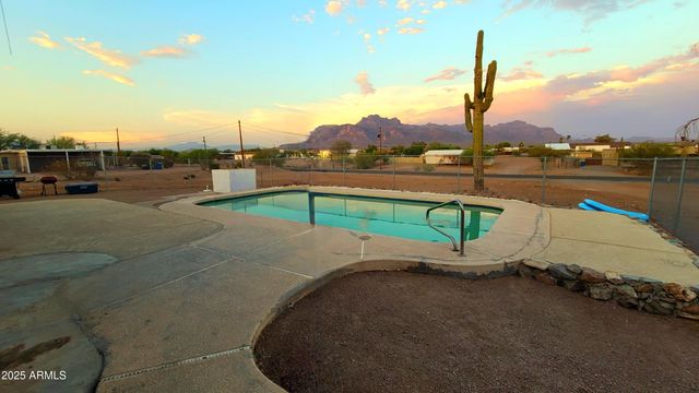 522 S CORTEZ Road, Apache Junction, AZ 85119