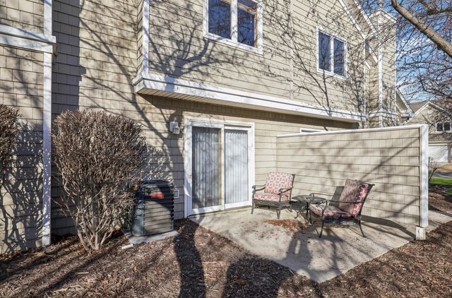 811 Burr Oaks Drive 401, West Des Moines, IA 50266