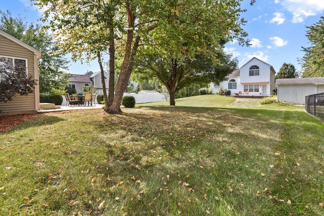 590 Fenwick Lane, South Elgin, IL 60177