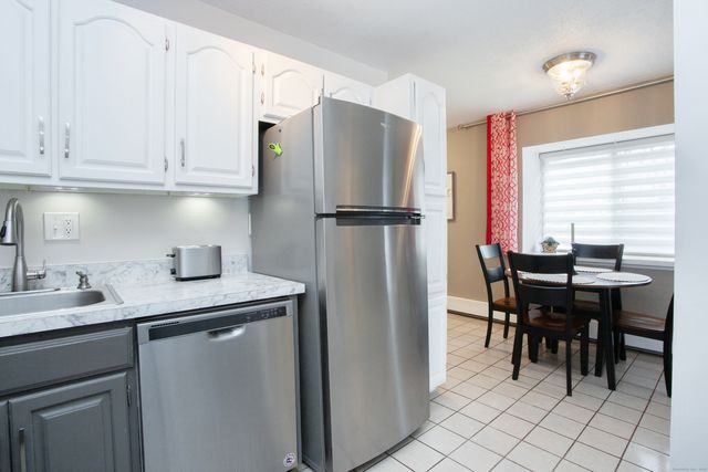 50 East Hill Road APT 4A, Canton, CT 06019