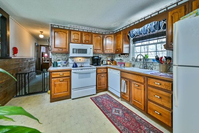 22 Trahan Ave, Worcester, MA 01604