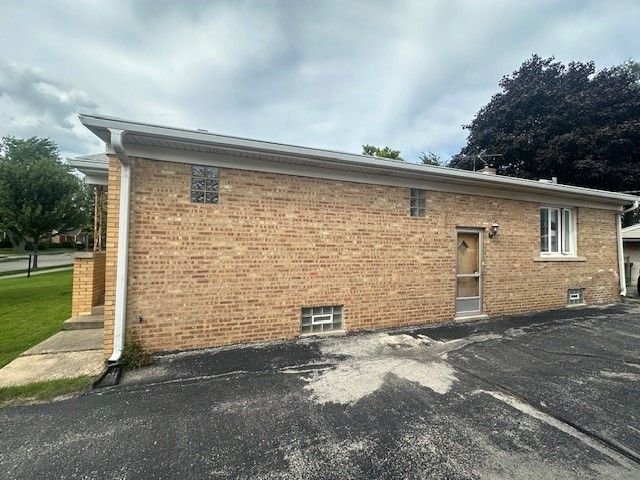 8045 N Ozanam Avenue, Niles, IL 60714