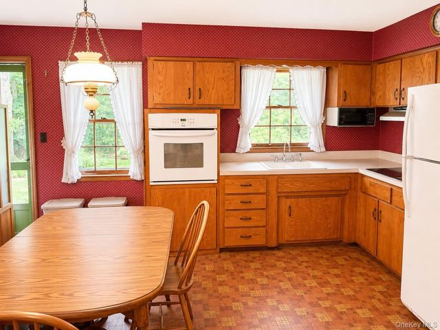 33 Summit Drive, Smithtown, NY 11787