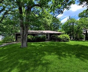 33 Summit Drive, Smithtown, NY 11787
