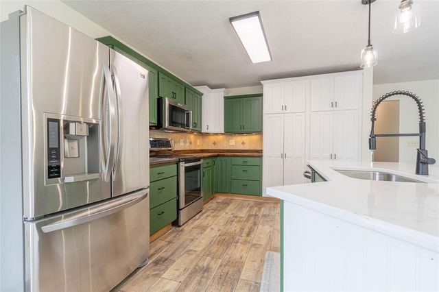 2204 Hillside Drive, Eau Claire, WI 54703