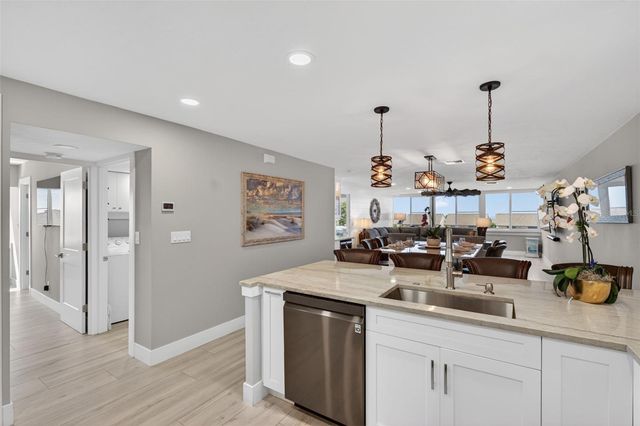 1080 W PEPPERTREE LANE 305A, Sarasota, FL 34242