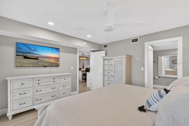 1080 W PEPPERTREE LANE 305A, Sarasota, FL 34242