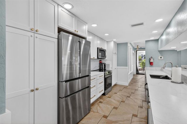 1080 W PEPPERTREE LANE 305A, Sarasota, FL 34242