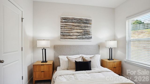 627 Country Oak Drive, Asheville, NC 28804