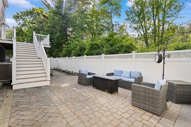 10 Seneca Ln, Wilmington, MA 01887