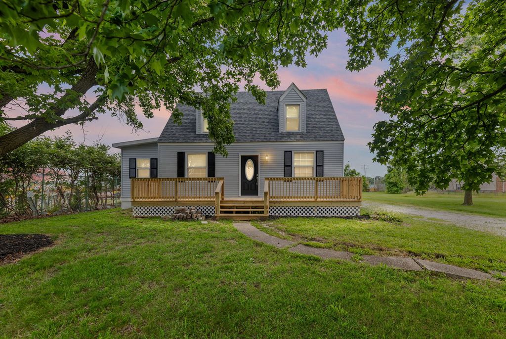 Image 1 of property listing at 21 Mills Cart Road, Salem, IL 62881
