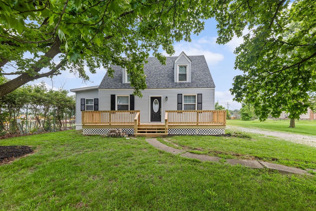 Image 2 of property listing at 21 Mills Cart Road, Salem, IL 62881