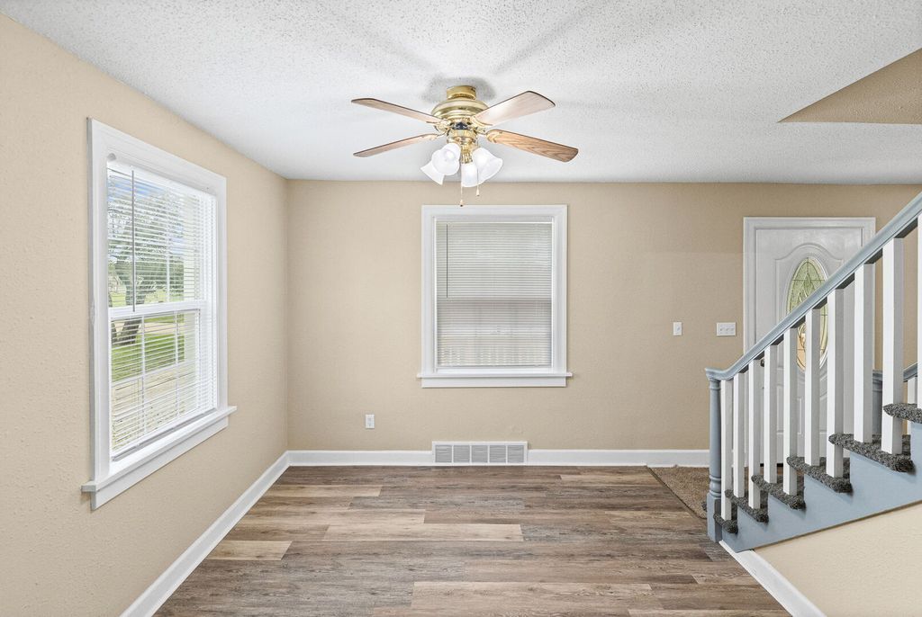 Image 12 of property listing at 21 Mills Cart Road, Salem, IL 62881