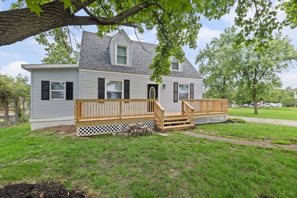 Image 3 of property listing at 21 Mills Cart Road, Salem, IL 62881