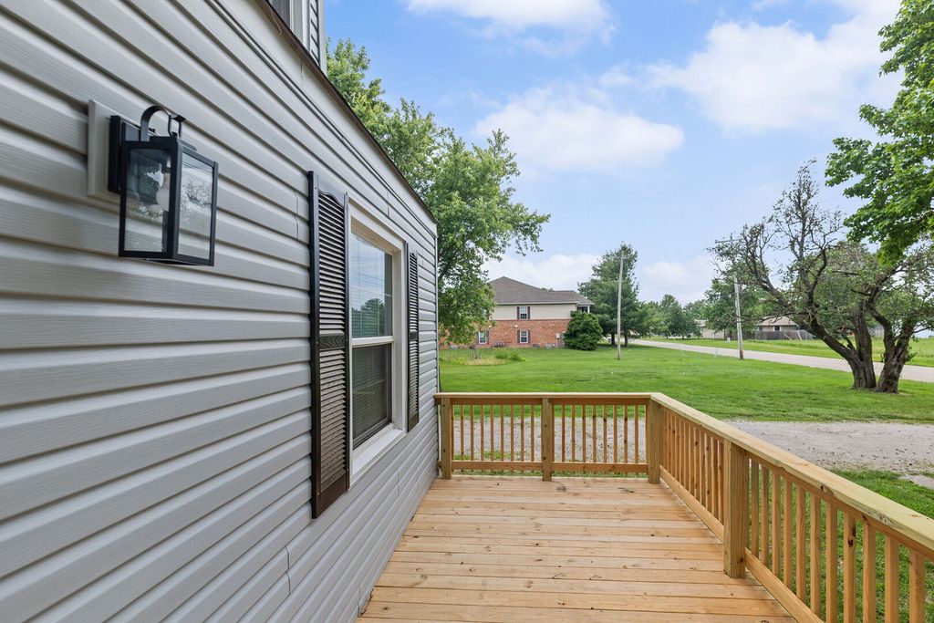 Image 6 of property listing at 21 Mills Cart Road, Salem, IL 62881