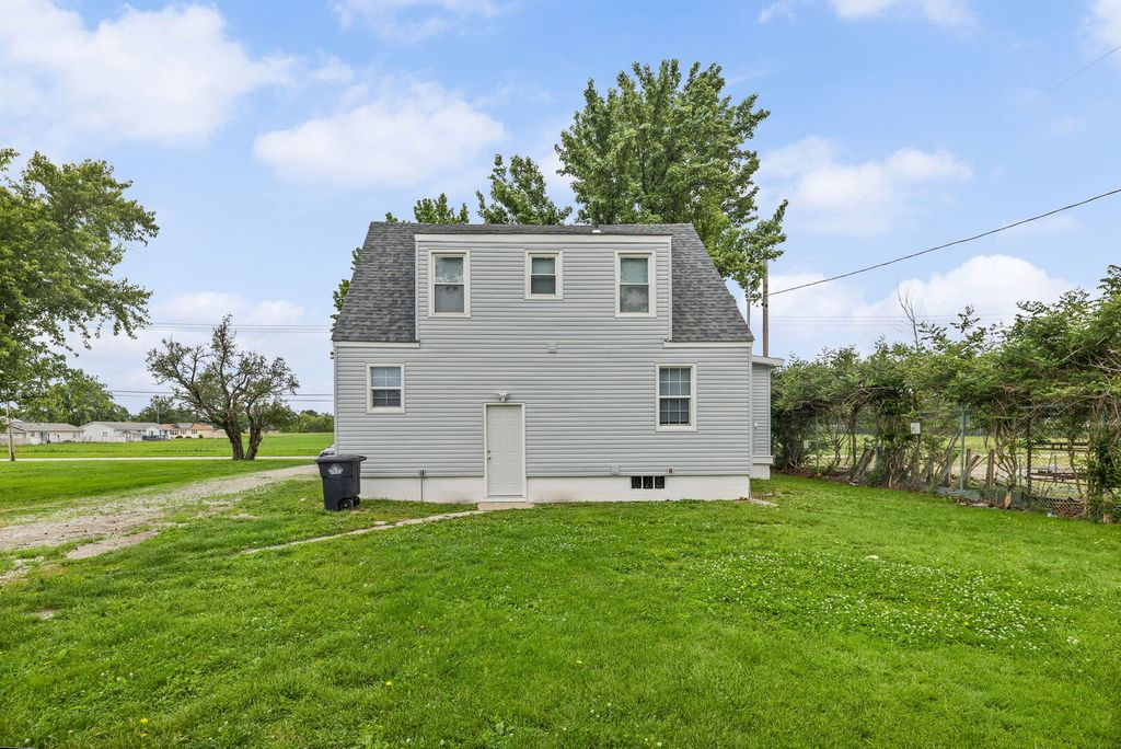 Image 7 of property listing at 21 Mills Cart Road, Salem, IL 62881