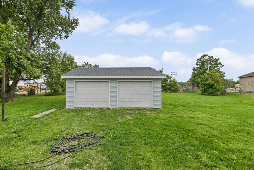Image 8 of property listing at 21 Mills Cart Road, Salem, IL 62881