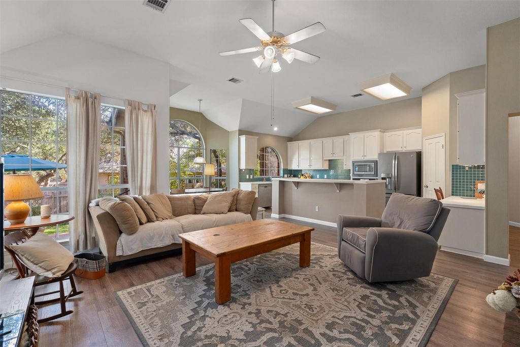 527 Oak Park DR, Round Rock, TX 78681