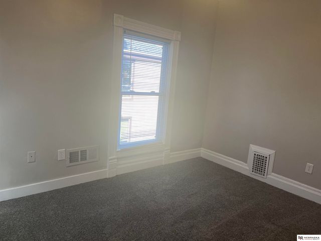 1050 S 29th Street, Omaha, NE 68105
