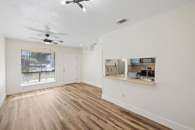 1705 Crossing PL 117B, Austin, TX 78741