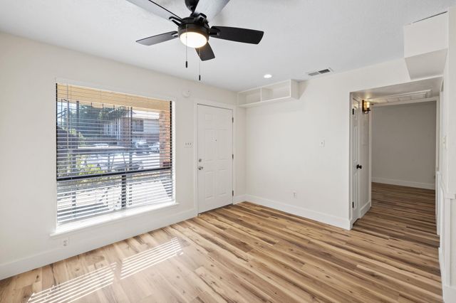 1705 Crossing PL 117B, Austin, TX 78741