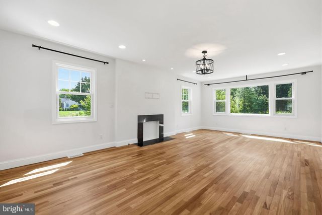 34 WOOSAMONSA RD, Pennington, NJ 08534