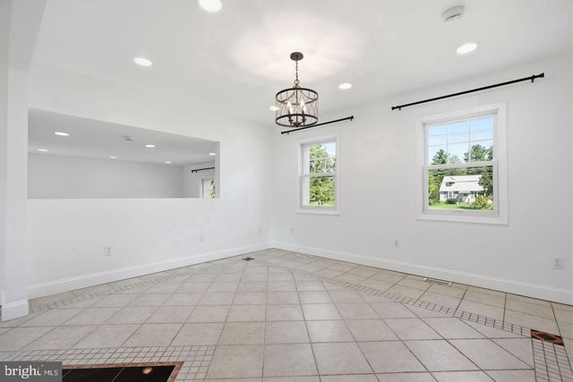 34 WOOSAMONSA RD, Pennington, NJ 08534