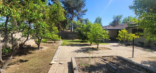 6166 N Blosser Avenue, Fresno, CA 93711