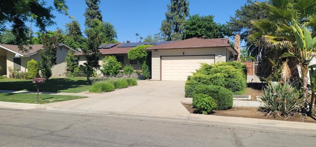 6166 N Blosser Avenue, Fresno, CA 93711