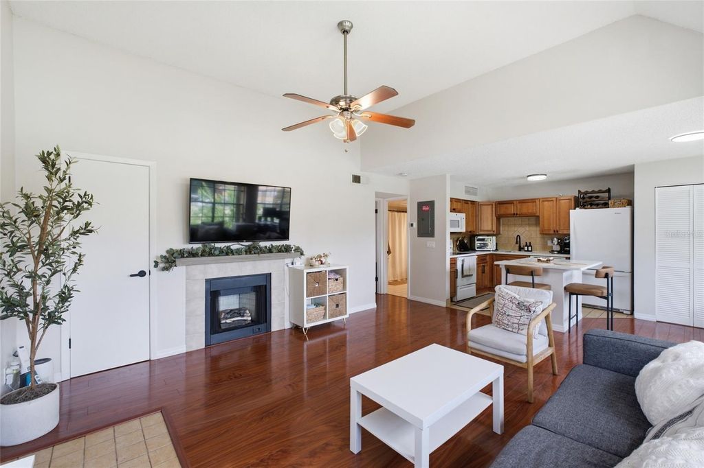 Image 9 of property listing at 364 NORTHPOINTE COURT 208, Altamonte Springs, FL 32701