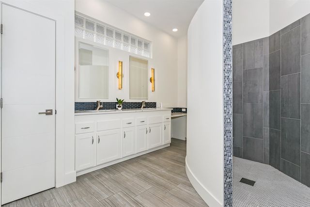 8111 E Windwood Circle, Wichita, KS 67226