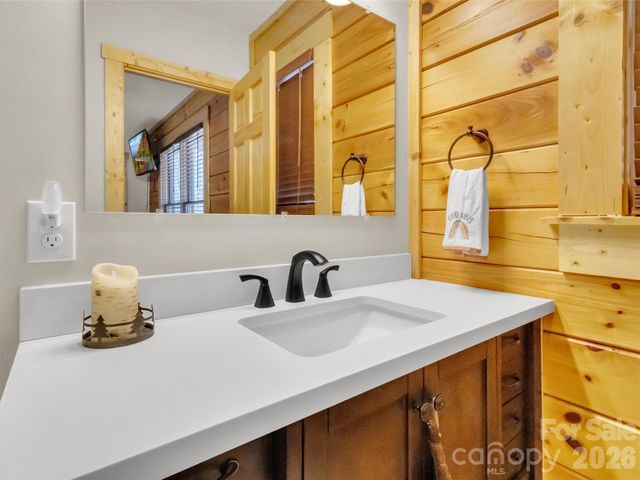24 Hawthorn Road, Maggie Valley, NC 28785