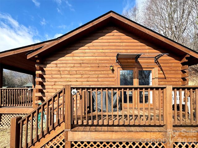 24 Hawthorn Road, Maggie Valley, NC 28785